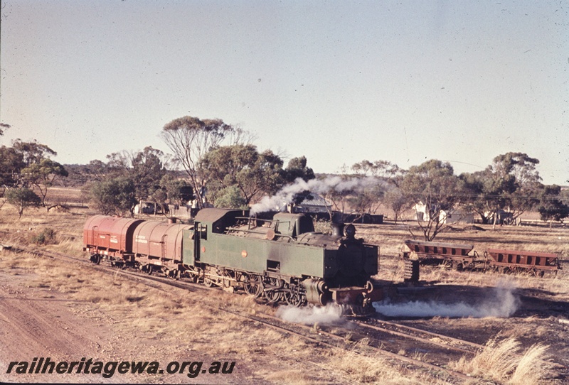 T04731
UT class 664 steam locomotive, with 2 JA class water tanks pictured at Watheroo while carrying out ballasting duties. See T4707. T4708 and 4709.
