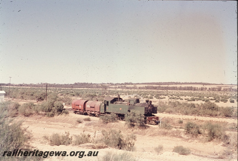 T04733
UT class 664 steam locomotive, with 2 JA class water tanks pictured at Watheroo while carrying out ballasting duties. See T4707. T4708 and 4709.
