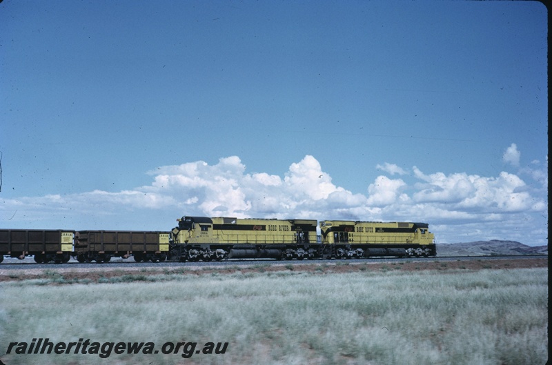 T04737
Cliffs Robe River (CRRIA) M636 class 1712 and M636 class 1710 approach Miller Creek hauling an empty ore train to the Pannawonica mine. 
