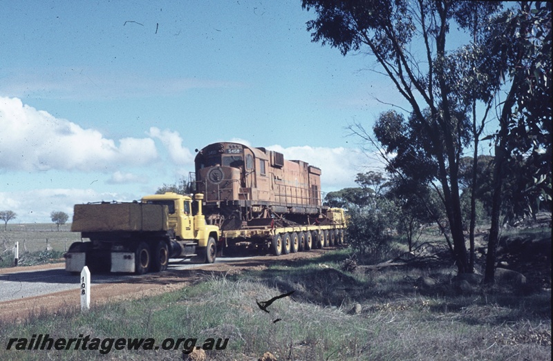 T04760
Mount Newman C636 class 5458 near New Norcia being road transported to Tomlinson Steel, Welshpool for overhaul.
