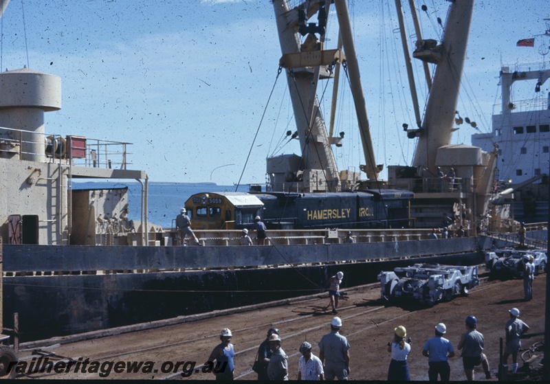 T04775
Hamersley Iron (HI) GE36-7 class 5059 (Goninan-GE) being lifted onto wharf from vessel MV Iron Baron at Dampier.
