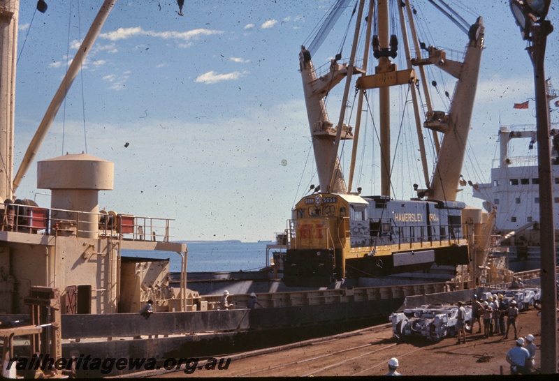 T04776
Hamersley Iron (HI) GE36-7 class 5059 (Goninan-GE) being lifted onto wharf from vessel MV Iron Baron at Dampier.
