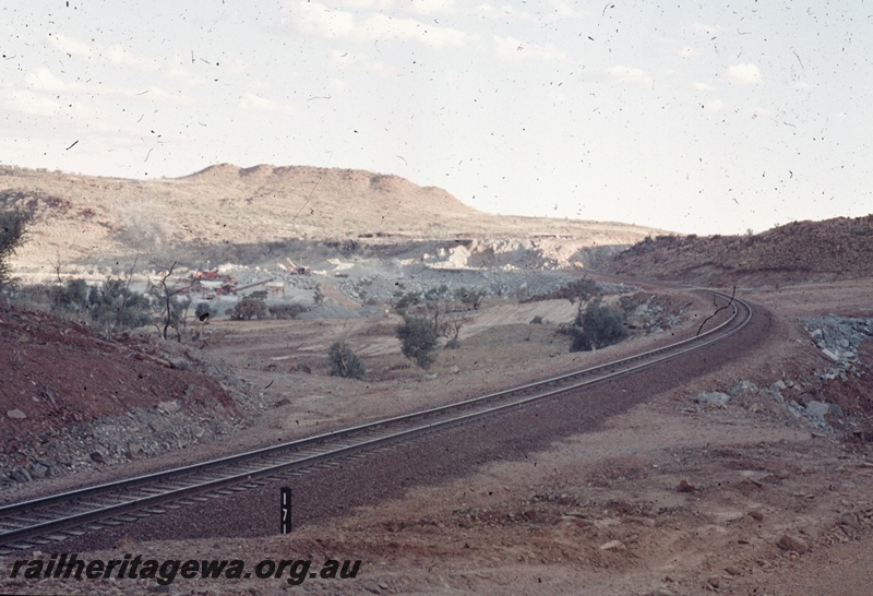 T04791
Hamersley Iron (HI) view of track near Bells Cutting 171kp.
