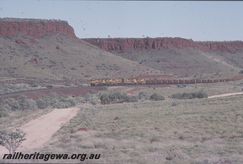 T04843
Cliffs Robe River (CRRIA) 4 locomotives haul a loaded iron ore train near 75 km 
