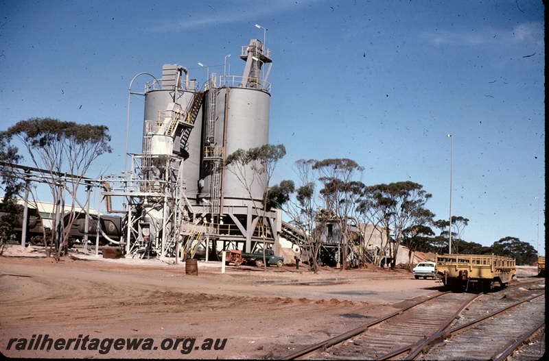 T04859
WMC wagons loading, lime bins, points, siding, Hampton smelter, ground level view
