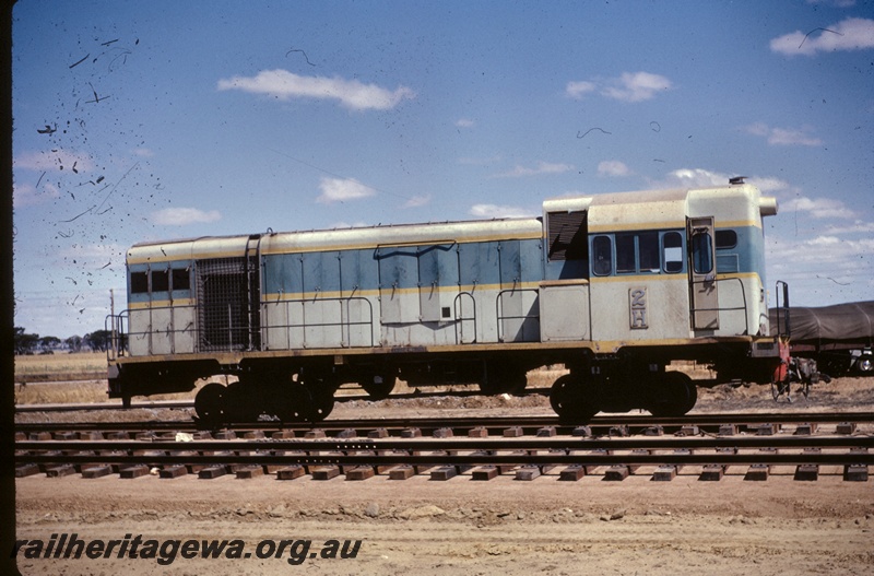 T04866
H class 2 in light blue and dark blue livery with yellow stripe, on narrow gauge bogies for trip to shops, side view
