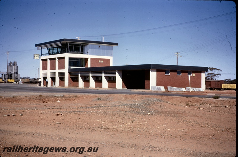 T04867
Yardmaster's building, various wagons, workers, West Kalgoorlie, EGR line
