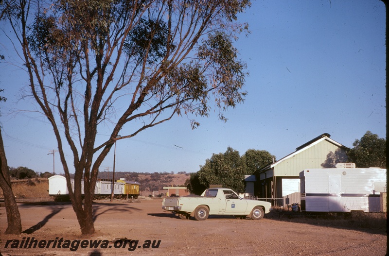 T04868
CCE barracks building, rake of wagons, inspectors utility No 73, caravan, Toodyay West, CM line
