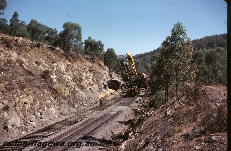 T04883
Derailment, wagon on side, cranes, workers, Jumperkine, Avon Valley line
