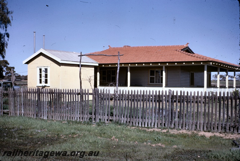 T04886
Railway barracks, with unpainted picket fence, Pithara, EM line
