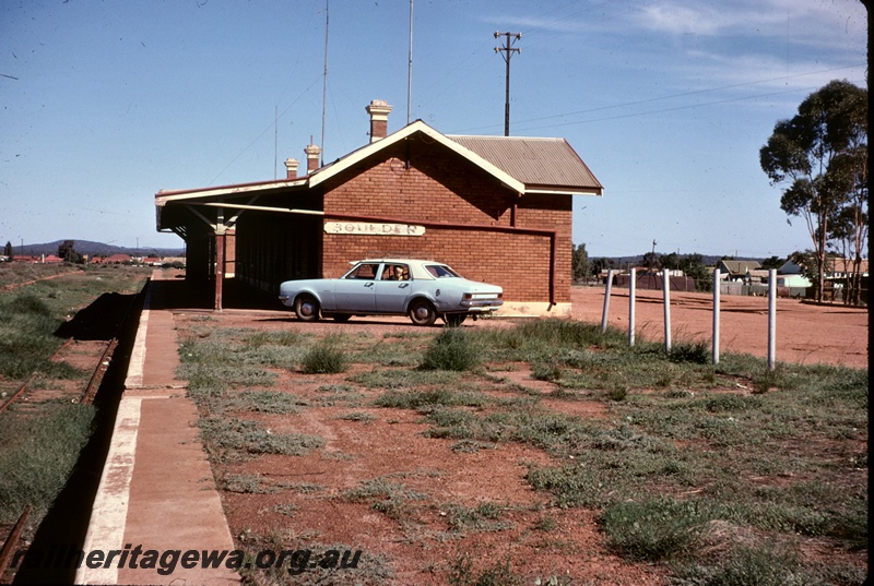 T04887
Derelict platform, station building, carpark, Boulder, B line
