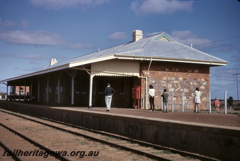 T04890
Platform, station building, tourists, Menzies, KL line, track level view
