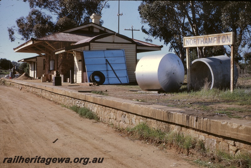 T04891
Derelict platform, station buildings, station sign, tank, soak well, Northampton, GA line
