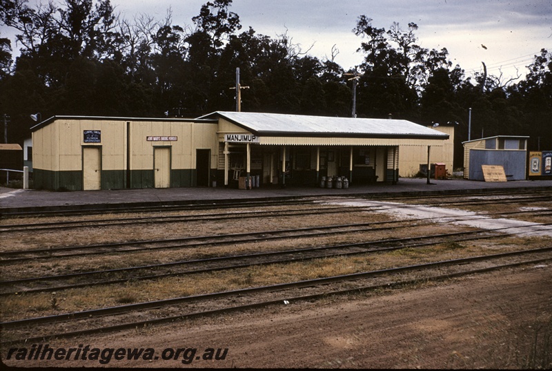 T04895
Station buildings, platform, canopy, milk containers, tracks, Manjimup, PP line
