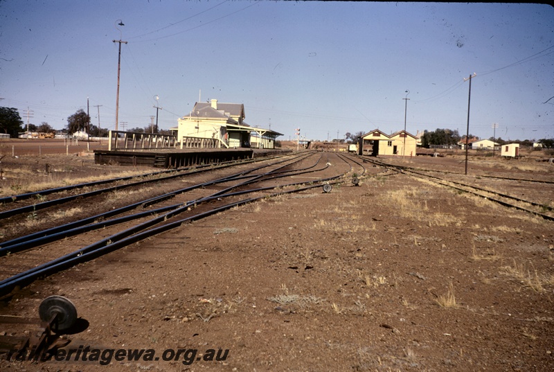 T04898
Station building, platform, yard, goods shed, down bracket starting signals for main line and branch, points, point levers, sidings, overpass, Coolgardie, EGR line, view of station looking east
