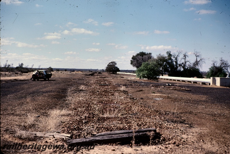 T04904
Old railway siding area, rails, sleepers, water pipeline, Boorabbin, EGR line
