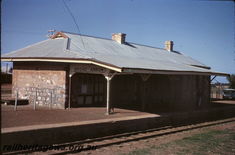 T04905
Station building, platform, track, Broad Arrow, KL line
