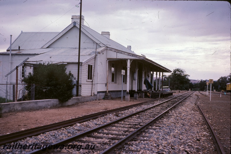 T04907
Station building, wooden platform, track, Gingin, MR line
