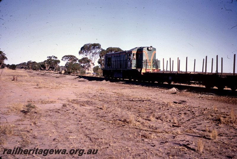 T04910
RA class 1912, in green livery with red and yellow stripe, on rail recovery train, near Burracoppin, EGR line, side and end view
