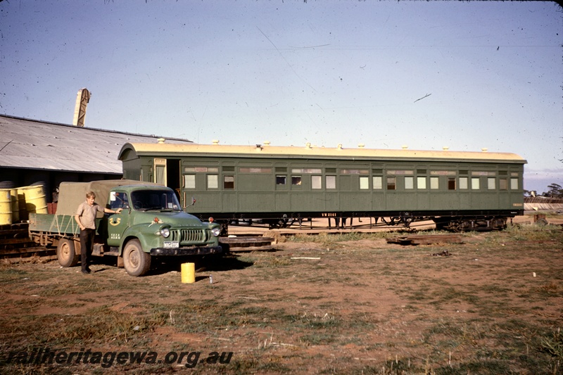 T04918
VW class 2141  carriage in the plain green livery, motor truck WAG 6650 
