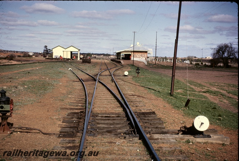 T04926
Station yard, station building, platform, goods shed, points, point levers, sidings, Menzies, KL line
