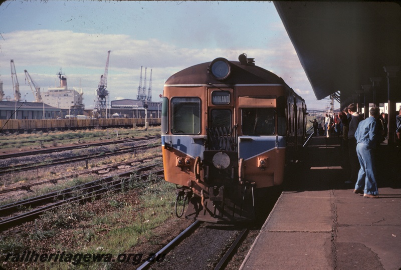 T04934
DMU set, rake of wagons, platform, canopy, passengers, ship in dock, wharf cranes, warehouses, Fremantle station, ER line, last Saturday before closure of Fremantle line
