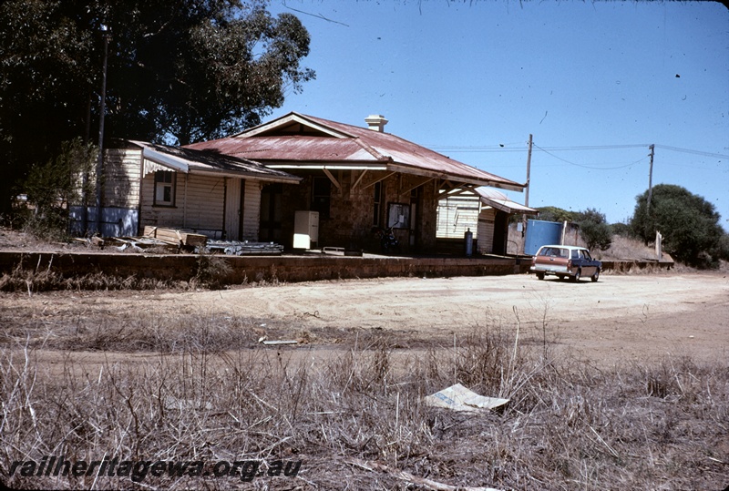 T04943
Derelict platform, station building, old Northampton railway station, GA line
