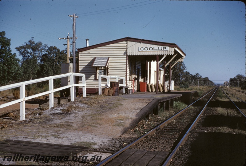 T04944
Platform, station building, fence, Coolup, SWR line, view down the main line towards Waroona
