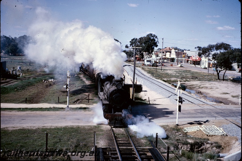 T04948
P class 505, on No 102 goods train, road, level crossing, shops, departing Kellerberrin, EGR line
