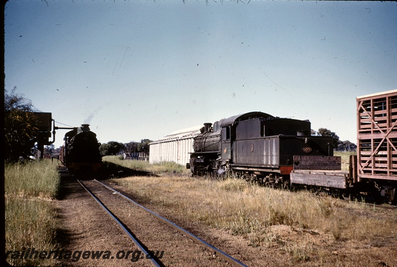 T04956
W class 936, on No 107 goods train, taking on water, crossing P class 505 on No 108 goods train, water tower, wheat bins, Williams, BN line
