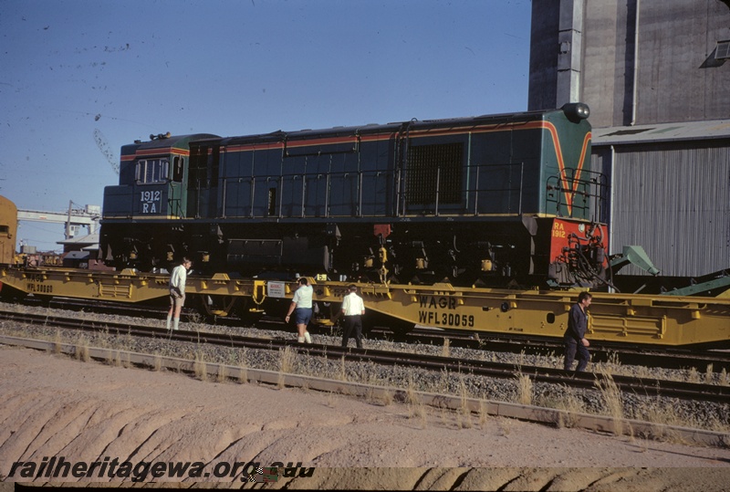 T04959
RA class 1912, mounted on WFL class transporter wagon 30060 and WFL transporter wagon 30059, crane, wheat silo, shed, workers, West Merredin, EGR line
