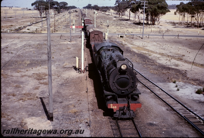 T04968
S class 545, on No 109 goods train, road crossing, signal, passing over points, Doodlakine, EGR line
