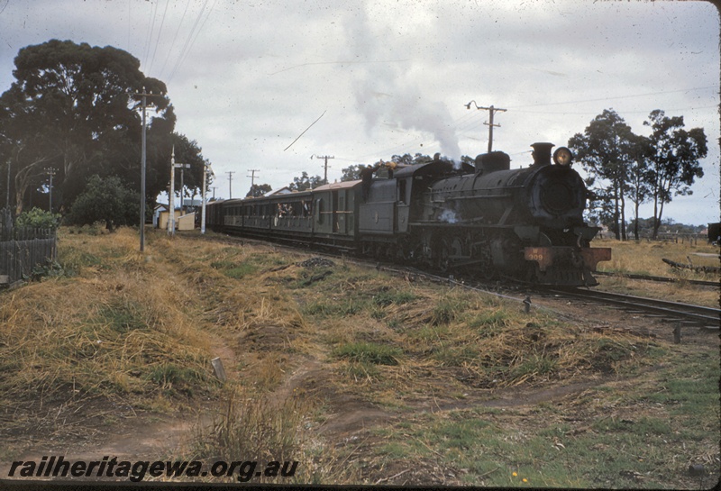 T04990
W Class 909 on mixed Up train from Busselton, signals, platform, country station buildings, Boyanup, PP line
