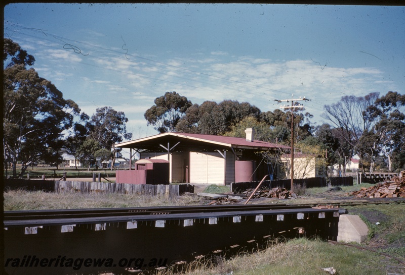 T04992
Turntable, railway barracks, wood piles, Tambellup, GSR line
