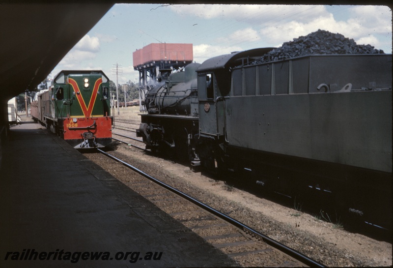 T04996
A class 1508 on goods train, PMR class 730, platform, station building, water column, signal, water tank, Chidlow, ER line
