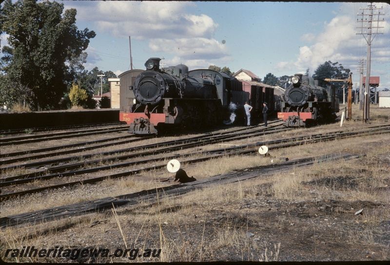 T04998
PMR class 730, PR class 532 taking on water, platform, station building, workers, water column, water tower, points, Chidlow, ER line
