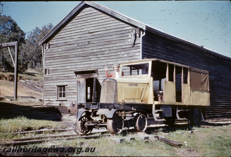 T05000
Ex Port Hedland to Marble Bar rail motor AI class 432, subsequently sold to State Saw Mills, with lady waving, wooden building, scaffold, Pemberton
