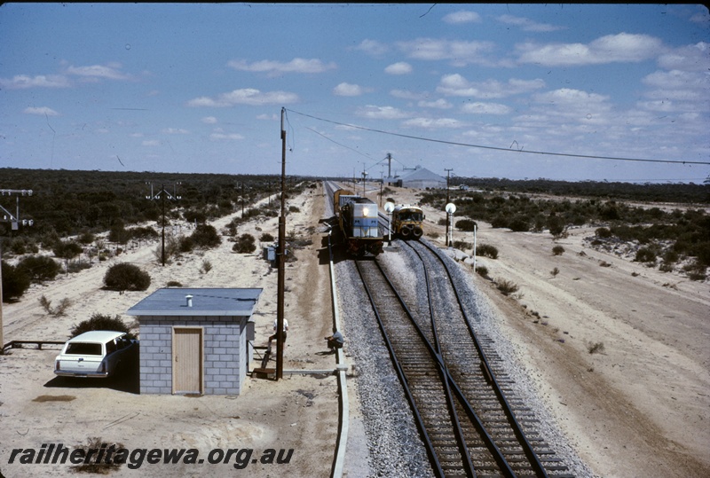 T05008
L class 274, on No 1201 goods train, bypassing rail flaw detector car, light signals, trackside building, wheat bin, conveyor, Carrabin, EGR line
