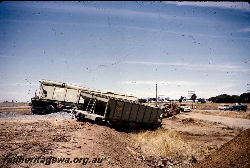 T05013
Derailment of runaway ballast train, wagons off track include WSH class 30521, WSH class 30510, flat bed wagon, near Doodlakine, EGR line
