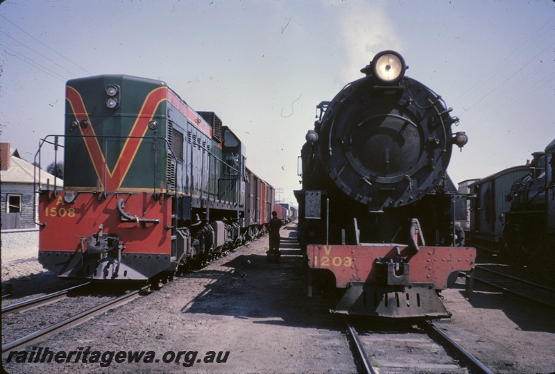 T05014
A class 1508, on No 91 goods train, V class 1203 on No 99 goods train, crew changeover at Kellerberrin, EGR line
