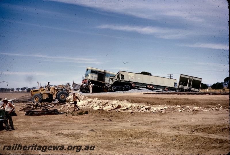 T05016
Derailment of runaway ballast train, diesel loco and wagons off track including WSH class 30521, excavator, workers, Doodlakine, EGR line
