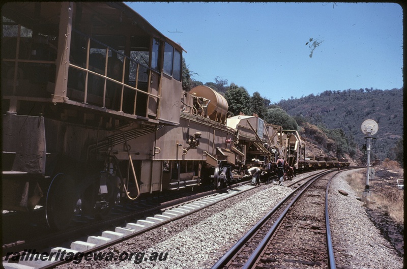 T05018
Track renewal machine P811 at work, flat bed wagons with sleepers, workers, light signal, Avon Valley line, track level view
