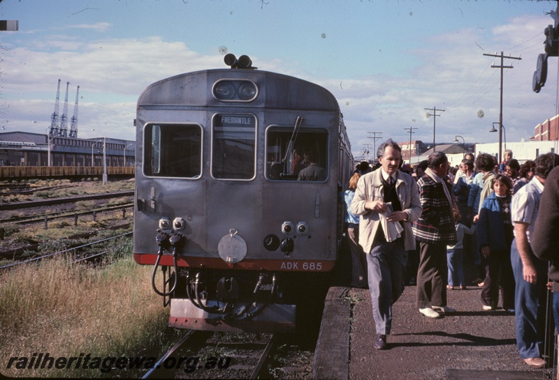 T05033
ADK class 685, heading F.O.R. special train, platform, passengers, warehouses, cranes, Fremantle, ER line, front view
