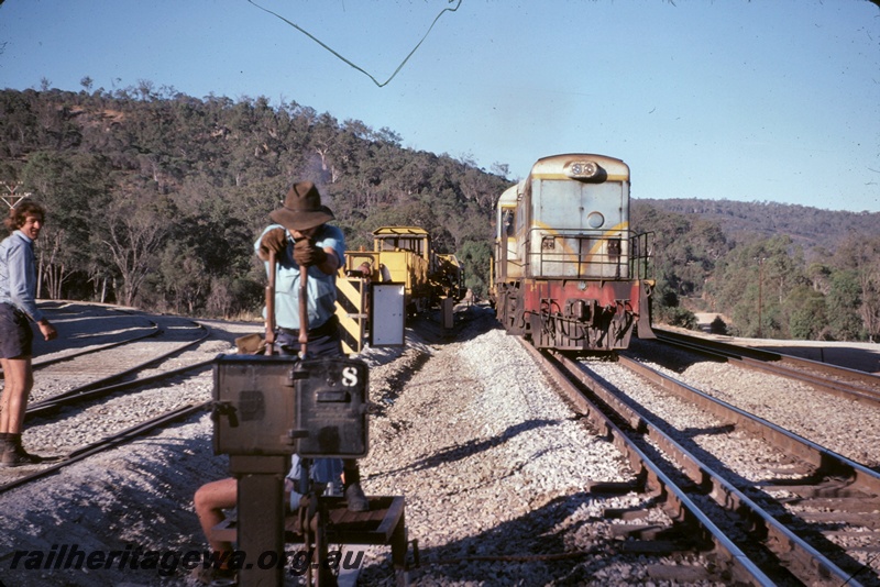 T05039
H class 1 in dark blue and light blue livery with yellow stripe, on wrong line, track renewal train, workers, Chris Hill, Avon Valley line
