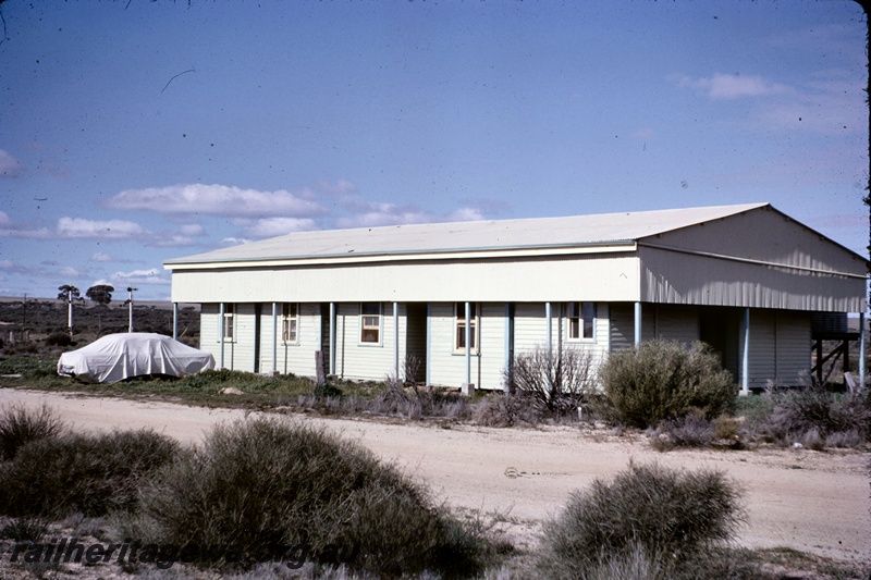 T05044
Railway barracks, signal, road, Amery, GM line
