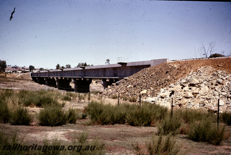 T05053
Mixed gauge bridge, concrete and steel, over Avon River, serving main and north lines, Avon Valley line, view from river bank
