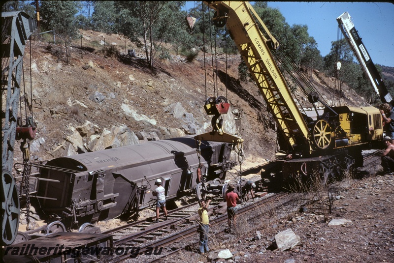 T05086
Cowans Sheldon 60 ton crane, lifting derailed WWA class grain wagon 323GB, Brambles Kato crane standing by, workers, Jumperkine, Avon Valley line
