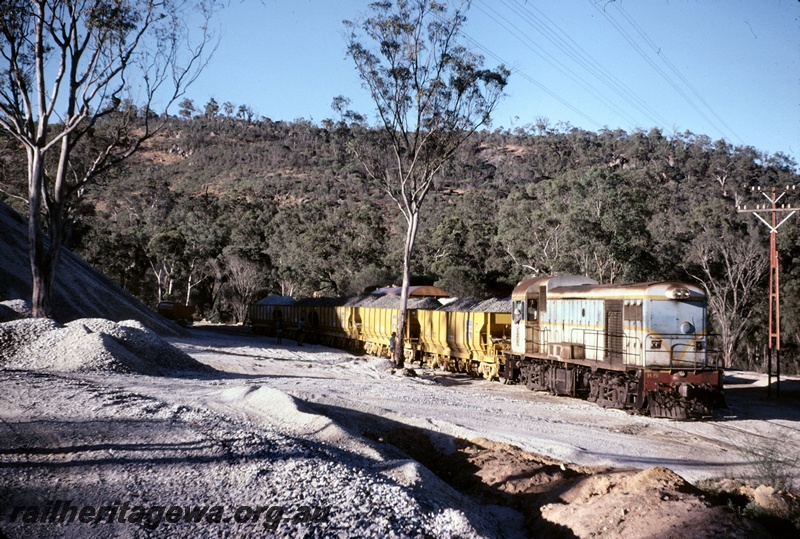 T05093
H class 5 in light blue and dark blue livery with yellow stripe, on loaded ballast train, Chris Hill ballast pit, Avon Valley line
