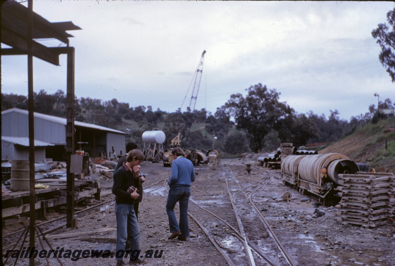 T05100
Narrow gauge tracks, crossover, shed, mobile crane, Jeff Austin, Ian Milne, Soldiers Road, Churchman's Brook, track level view
