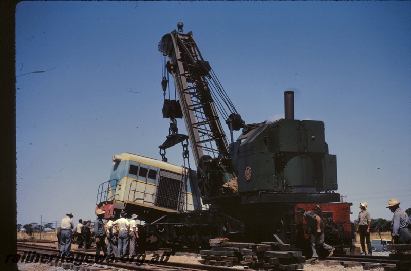 T05106
Derailment at Doodlakine 1 of 3, 60 ton crane at work on H class 2, workers, Doodlakine, EGR line
